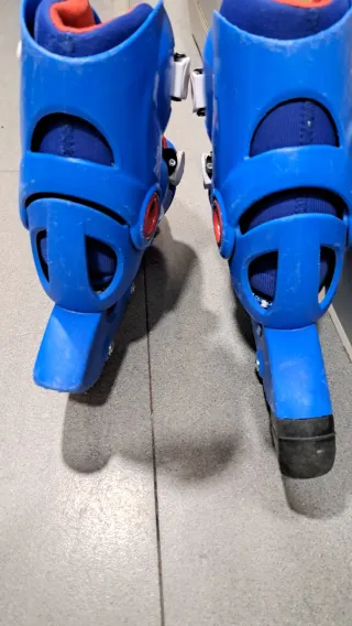 Patines en línea azules para niños