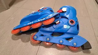 Patines en línea azules para niños
