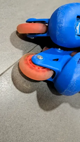 Patines en línea azules para niños