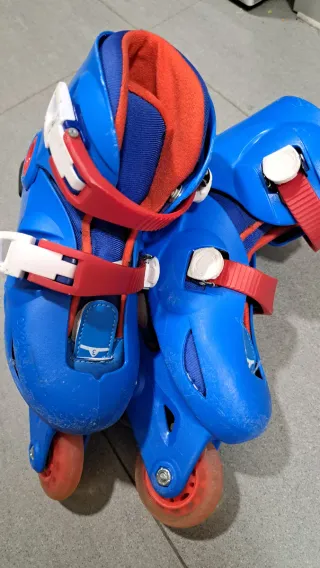 Patines en línea azules para niños