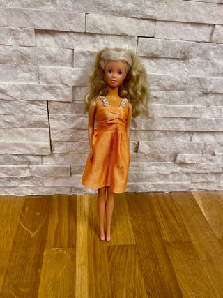 Muñeca Barbie con Vestido Naranja