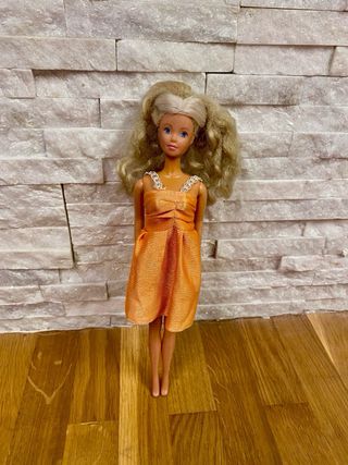 Muñeca Barbie con Vestido Naranja