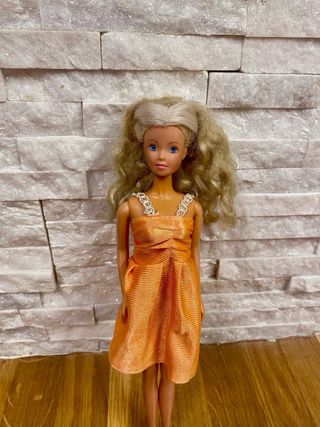 Muñeca Barbie con Vestido Naranja