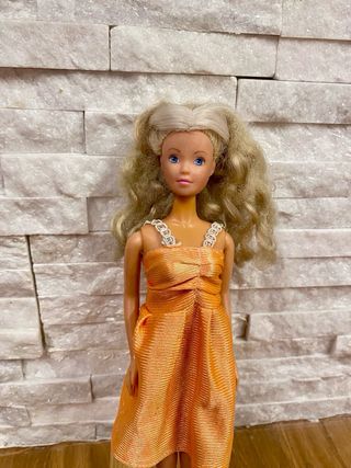 Muñeca Barbie con Vestido Naranja
