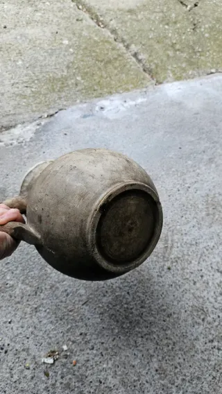 Antica brocca in ceramica