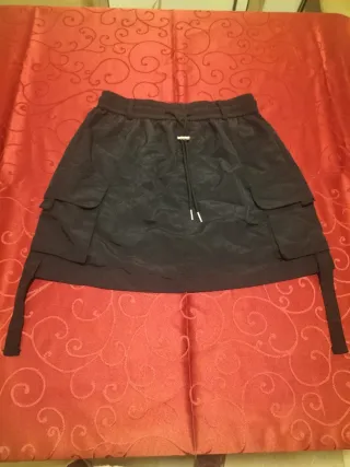 Falda pantalón negra con bolsillos