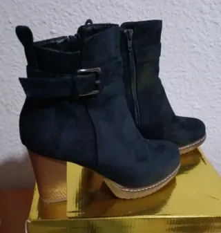 Botines azul marino con tacón y hebilla