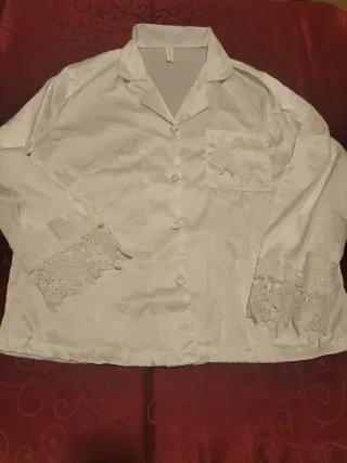 Blusa de raso blanca con encaje