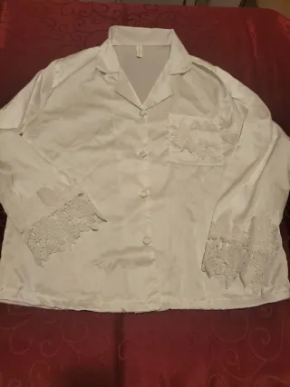 Blusa de raso blanca con encaje