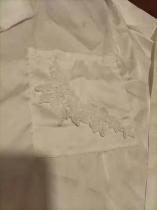 Blusa de raso blanca con encaje