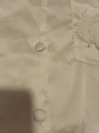 Blusa de raso blanca con encaje