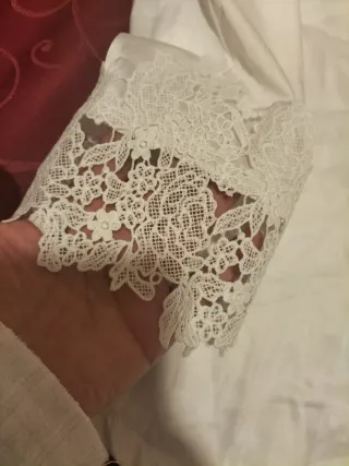 Blusa de raso blanca con encaje