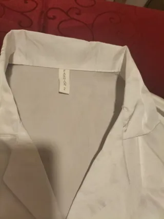 Blusa de raso blanca con encaje