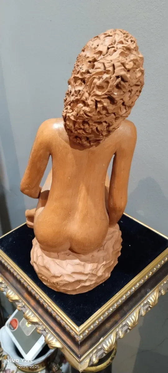 Figura mujer desnuda terracota