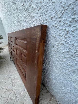 Puerta de madera maciza pesada