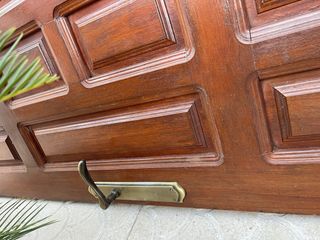 Puerta de madera maciza pesada