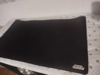 Tapete negro Ultimate Guard 61x35cm