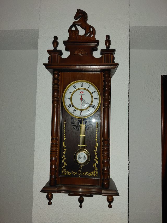 Reloj de pared de madera con péndulo