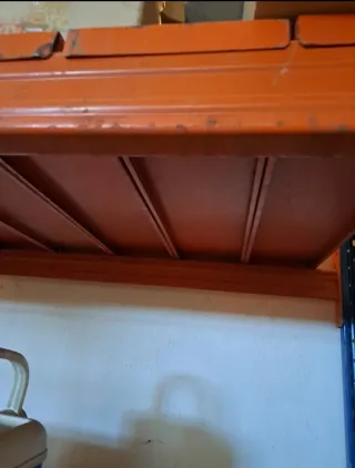 Estantería industrial metálica naranja y azul