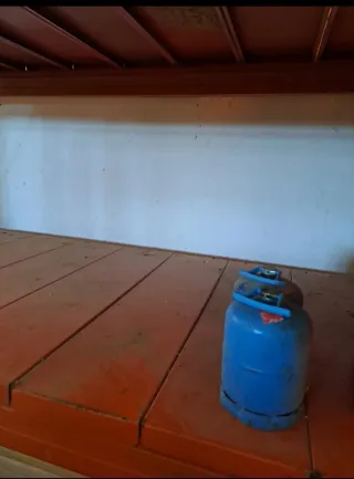 Estantería industrial metálica naranja y azul