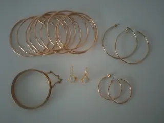 Lote bisutería dorada: pulseras y pendientes