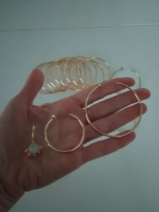 Lote bisutería dorada: pulseras y pendientes