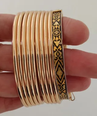 Lote bisutería dorada: pulseras y pendientes