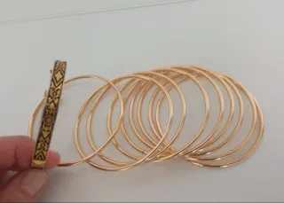 Lote bisutería dorada: pulseras y pendientes