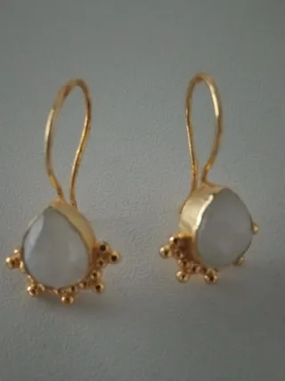 Lote bisutería dorada: pulseras y pendientes