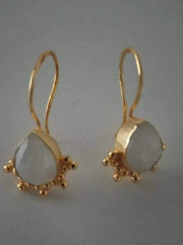 Lote bisutería dorada: pulseras y pendientes