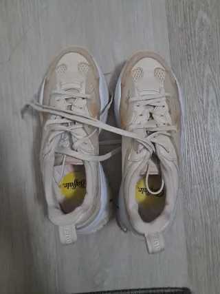 Zapatillas Buffalo Beige y Blancas puestas 3 veces