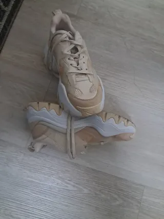 Zapatillas Buffalo Beige y Blancas puestas 3 veces