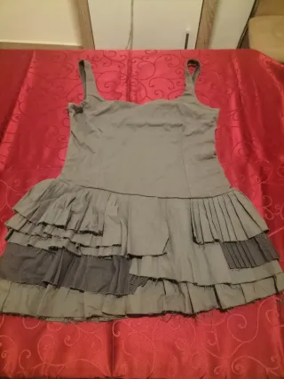 Vestido corto con volantes