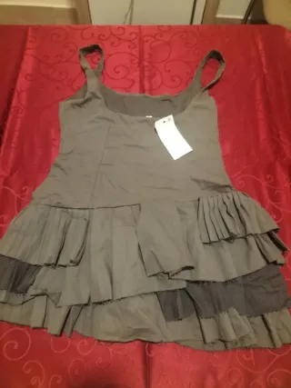 Vestido corto con volantes