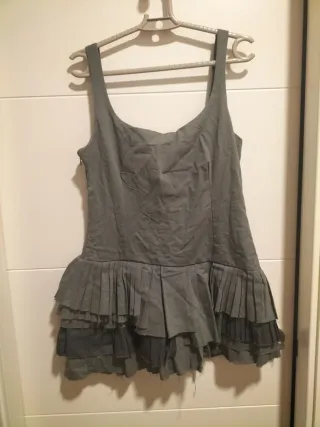 Vestido corto con volantes