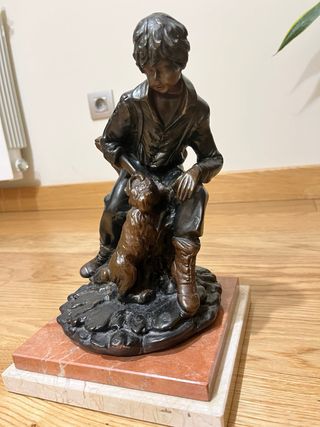 Escultura Urregui niño y perro