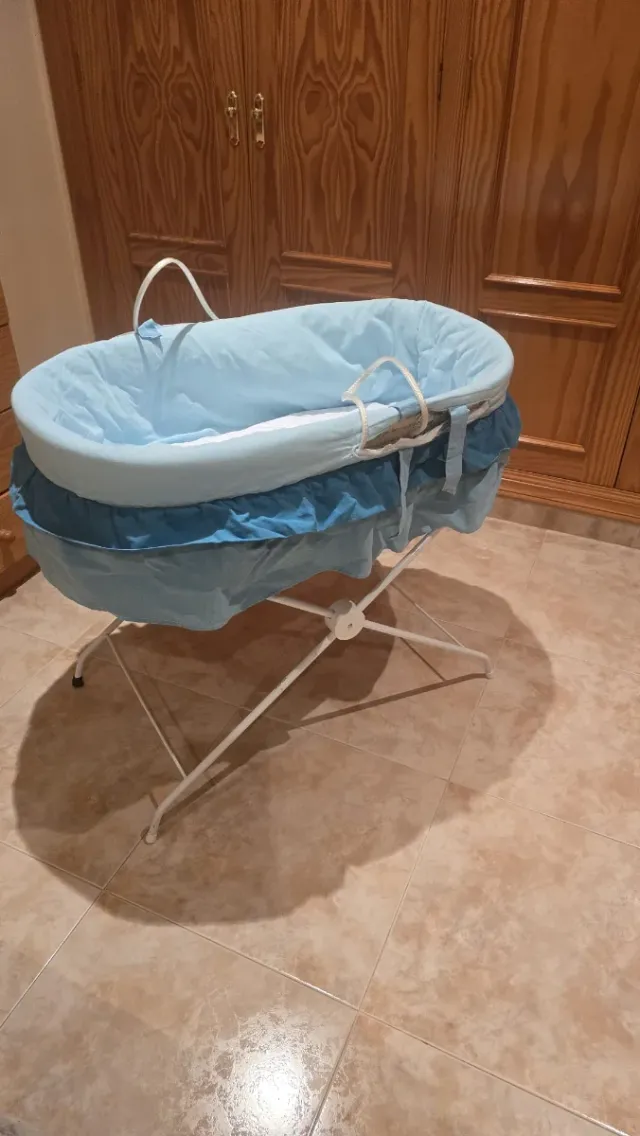 Moisés para bebé de mimbre con soporte.