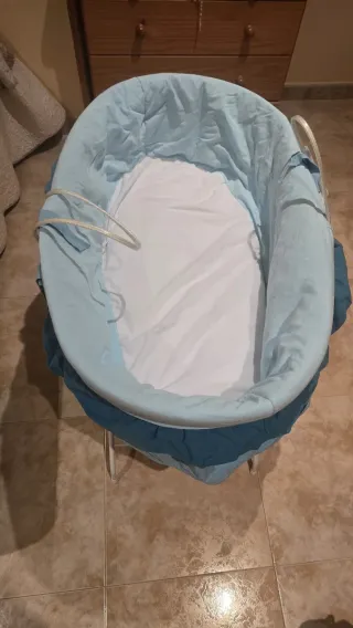 Moisés para bebé de mimbre con soporte.