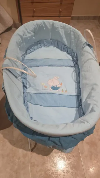 Moisés para bebé de mimbre con soporte.