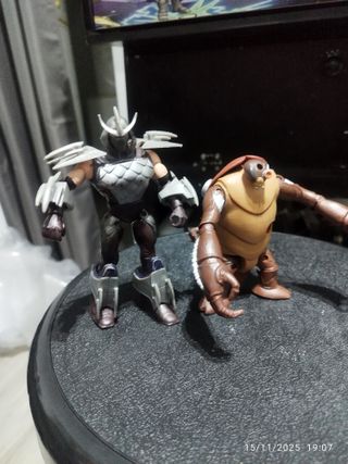Lote Figuras Tortugas Ninja: Shredder y Spy Roach