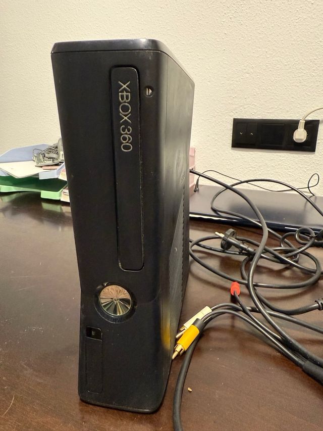 Xbox 360 Negra y 2 mandos