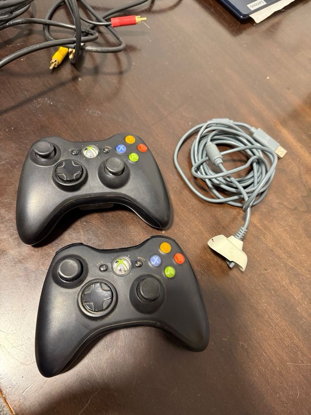 Xbox 360 Negra y 2 mandos