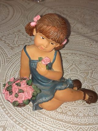 Figura niña con cesta de rosas cerámica