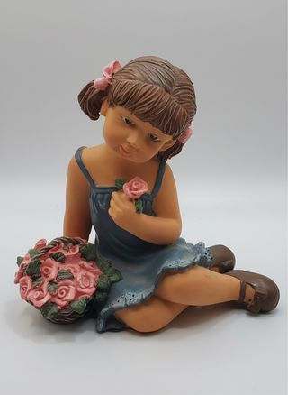 Figura niña con cesta de rosas cerámica