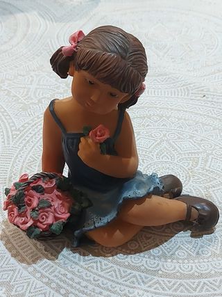 Figura niña con cesta de rosas cerámica