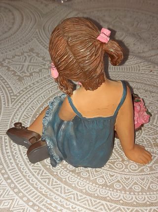 Figura niña con cesta de rosas cerámica