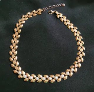 Gargantilla dorada con perlas
