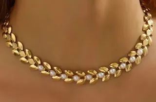 Gargantilla dorada con perlas