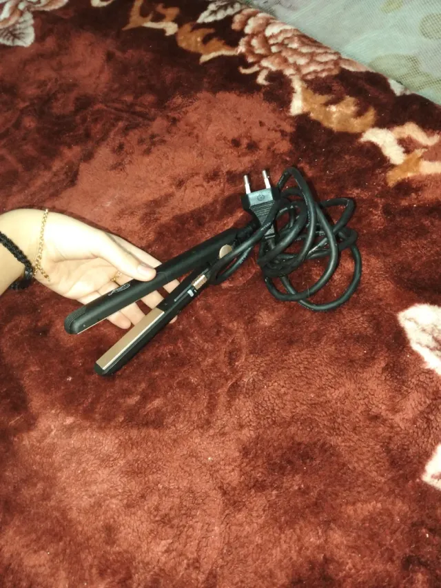 Mini plancha pelo negra y dorada