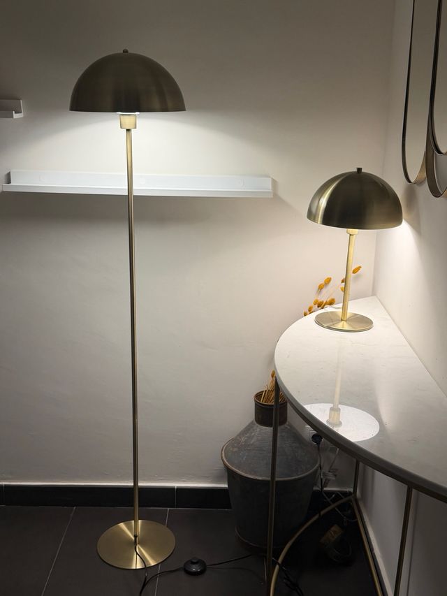 Lámparas doradas: de pie y de mesa